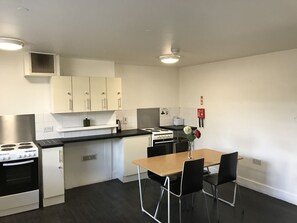 Shared fridge, microwave - Railton House - Hostel (London)