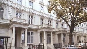 A row of white, classic-style townhouses with numbered doors and a black wrought-iron fence. - Sandeman-Allen House - Hostel (London)