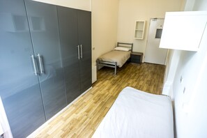 Escritorio, sistema de insonorización, wifi gratis y ropa de cama
