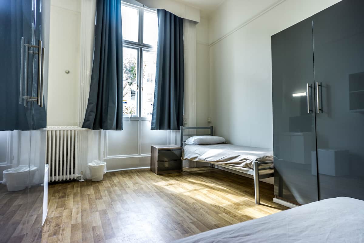 Een bureau, geluiddichte muren, gratis wifi, beddengoed