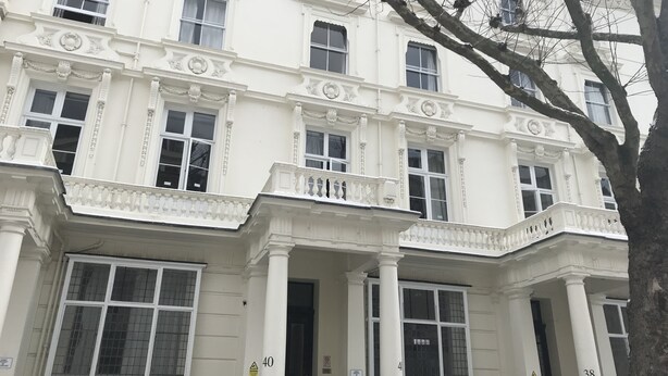 A white building with multiple windows and balconies, featuring classical architectural details. - Sandeman-Allen House - Hostel (London)
