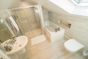 Ferienhaus, 2 Schlafzimmer (Badgers Den) | Badezimmer | Kostenlose Toilettenartikel, Haartrockner, Hausschuhe, Handtücher