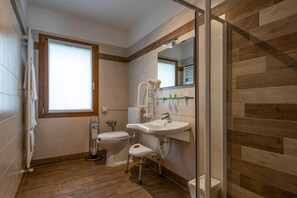 Shower, rainfall showerhead, hair dryer, bidet - Agriturismo Al Luogo del Giulio (Maniago)