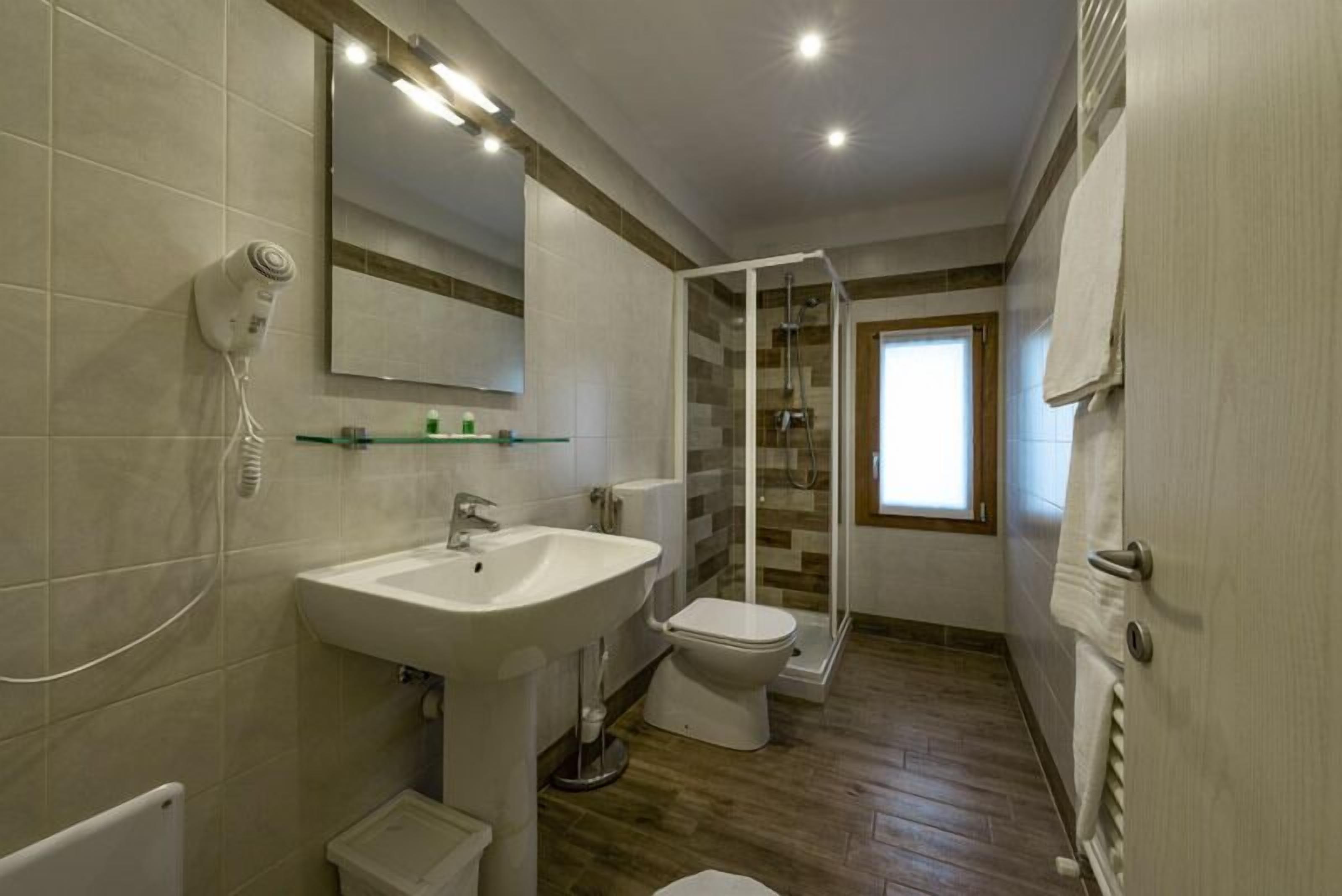 Douche, douche à « effet pluie », sèche-cheveux, bidet