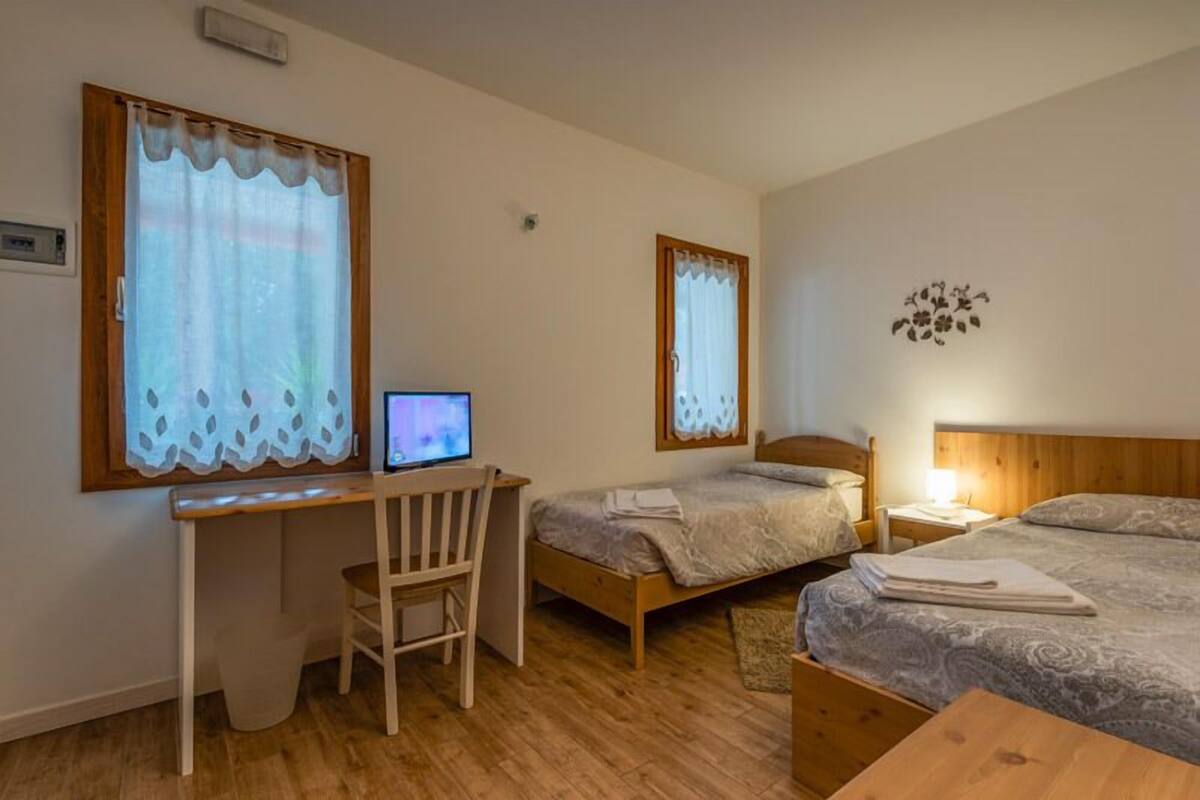 Driepersoonskamer | Een bureau, geluiddichte muren, gratis wifi, beddengoed