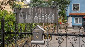A metal gate with a sign reading "Villa Asesor" and a mailbox. - Villa Asesor (Gdansk)