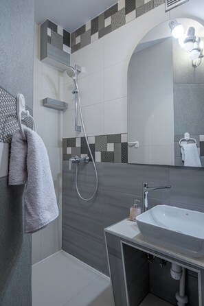 Phòng đôi | Phòng tắm | Buồng tắm vòi sen, vòi sen phun mưa, máy sấy tóc, khăn tắm 
