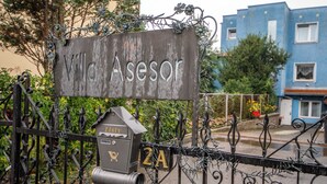 A metal sign with the name "Villa Aseror" and a mailbox with a house-shaped design. - Villa Asesor (Gdansk)