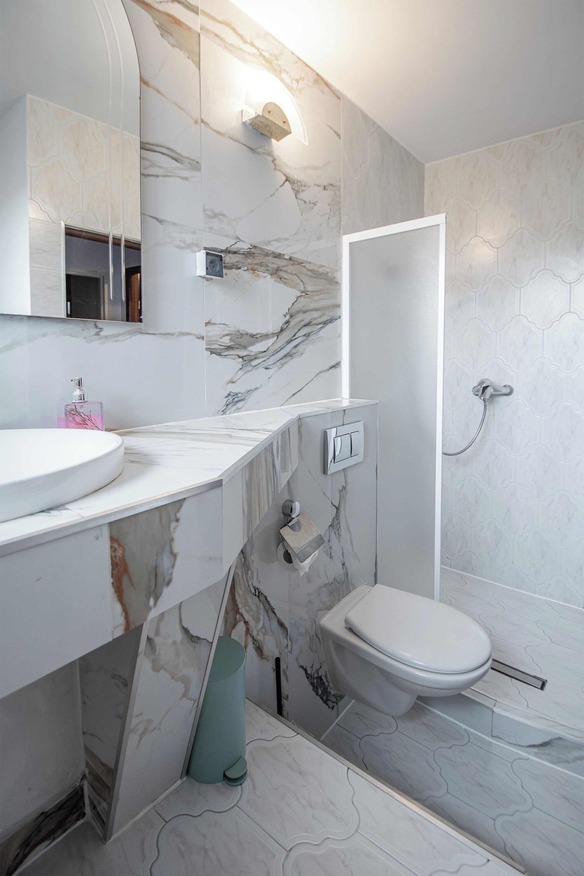 Double Room | Bathroom | Shower, rainfall showerhead, hair dryer, towels
