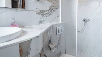 Double Room | Bathroom | Shower, rainfall showerhead, hair dryer, towels