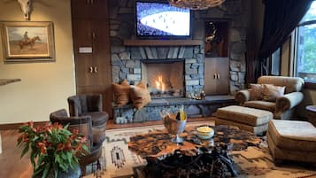 Executive House, 4 Bedrooms, Non Smoking, Mountain View | Television