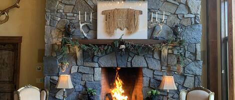 Executive House, 4 Bedrooms, Non Smoking, Mountain View | Interior detail