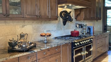 Executive House, 4 Bedrooms, Non Smoking, Mountain View | Private kitchen | Cookware/dishes/utensils, paper towels