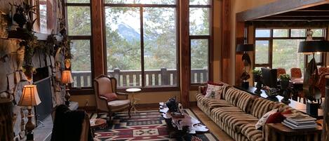 Executive House, 4 Bedrooms, Non Smoking, Mountain View | Living room