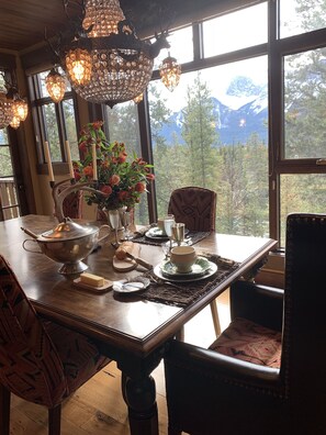 Executive House, 4 Bedrooms, Non Smoking, Mountain View | Living area