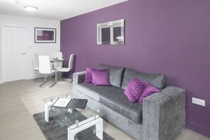 Apartment | Eigene Küche | Großer Kühlschrank, Mikrowelle, Ofen, Herdplatte