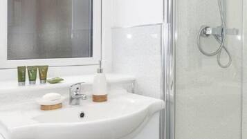 Apartment, Non Smoking | Bathroom | Shower, free toiletries, hair dryer, towels