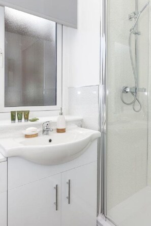 Apartment, Non Smoking | Bathroom | Shower, free toiletries, hair dryer, towels - SmartApart Loughborough 5 (Loughborough)