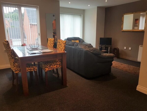 Apartment, 2 Double Beds, Non Smoking | Iron/ironing board, free WiFi, bed sheets