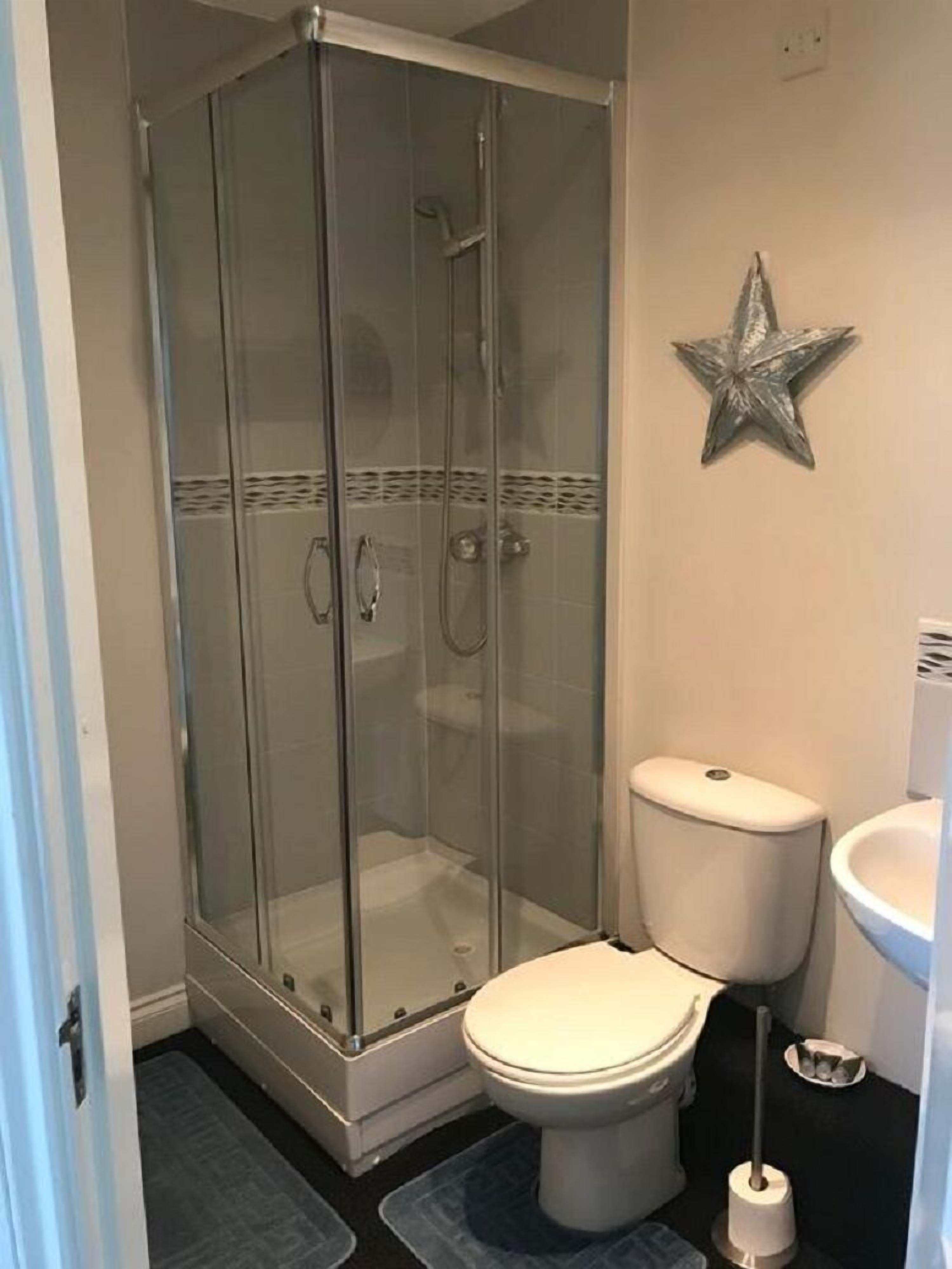 Apartment, 2 Double Beds, Non Smoking | Bathroom | Shower, free toiletries, hair dryer, towels