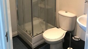 アパートメント ダブルベッド 2 台 禁煙 | バスルーム | シャワー、バスアメニティ (無料)、ヘアドライヤー、タオル