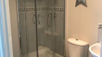 Apartment, 2 Double Beds, Non Smoking | Bathroom | Shower, free toiletries, hair dryer, towels