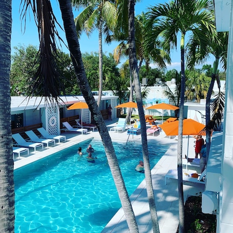 Una piscina al aire libre, camas de piscina gratis