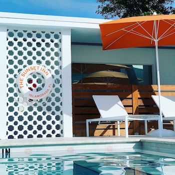 Outdoor pool, free cabanas at Sunset Inn