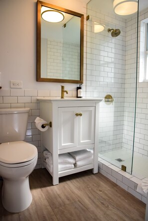 Shower, free toiletries, hair dryer, bidet - Sunset Inn (Islamorada)