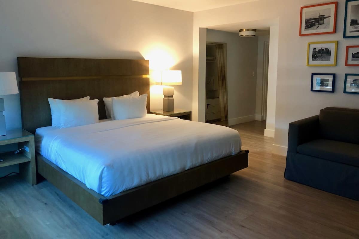 Habitación clásica, 1 cama King size | Caja de seguridad en la habitación, cortinas blackout y cunas