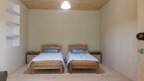 Standard Twin Room | Iron/ironing board, bed sheets - Hotel Ushba (Mestia)