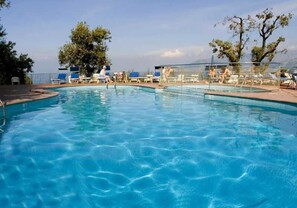 Piscine intérieure, piscine extérieure