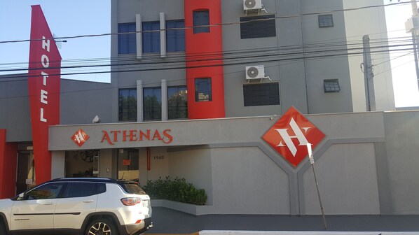 Front of property - Hotel Athenas (Aracatuba)