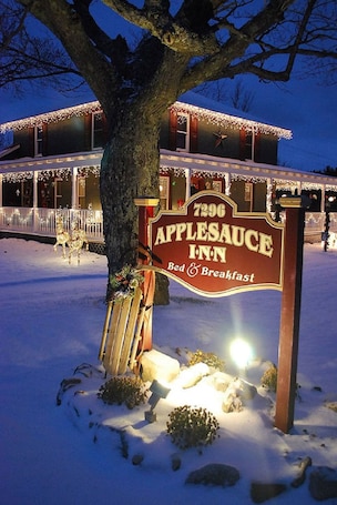 Fachada de la propiedad por la tarde o noche