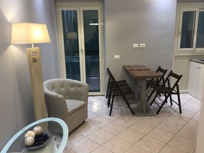 Free daily local cuisine breakfast - Bakirooms (Rome)