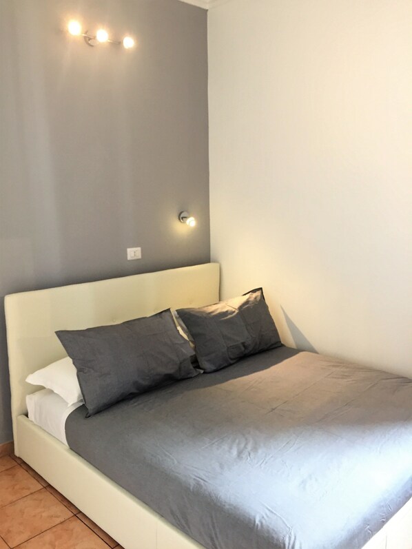 Desk, free WiFi, bed sheets - Bakirooms (Rome)