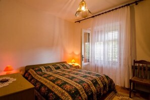 Apartment, 3 Bedrooms | Desk, blackout curtains, soundproofing, iron/ironing board