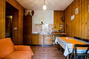 Apartment, 1 Bedroom | Private kitchenette | Fridge, oven, stovetop, coffee/tea maker