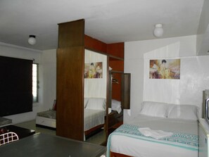 1 habitación, muebles diferentes y tabla de planchar con plancha 