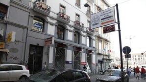 A street view with a building displaying signs for 'Regina Suite' and 'DOLCE & GABBANA'. - Dolce Vita Rooms & Breakfast (Naples)