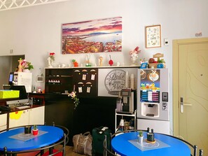 Appartement Ville | Coin séjour | TV connectée, Netflix, station d'accueil MP3