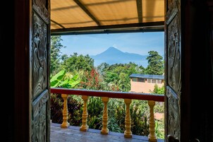 Design Yurt, lake view, 1king bed (Lion) | Terrace/patio