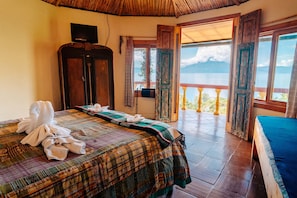 Deluxe Yurt, Lake view, 1 queen bed (Quetzal) | Premium bedding, down comforters, pillowtop beds, free WiFi - Jenna's River Bed & Breakfast (Panajachel)