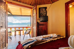 Deluxe Yurt, Lake view, 1 queen bed (Owl) | Ropa de cama de alta calidad y edredones de plumas