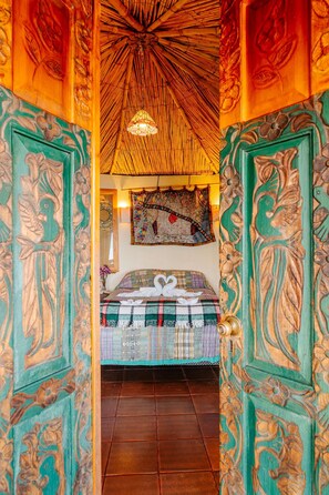 Deluxe Yurt, Lake view, 1 queen bed (Quetzal) | Premium bedding, down comforters, pillowtop beds, free WiFi - Jenna's River Bed & Breakfast (Panajachel)