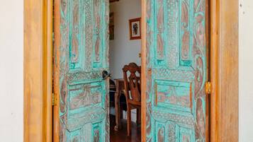 Luxury Lake view Yurt with King size bed/ queen and single (Jaguar) | Ropa de cama de alta calidad, edredón y camas con pillow-top