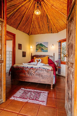 Deluxe Yurt, Lake view, 1 queen bed (Owl) | Hochwertige Bettwaren, Daunenbettdecken, Pillowtop-Betten