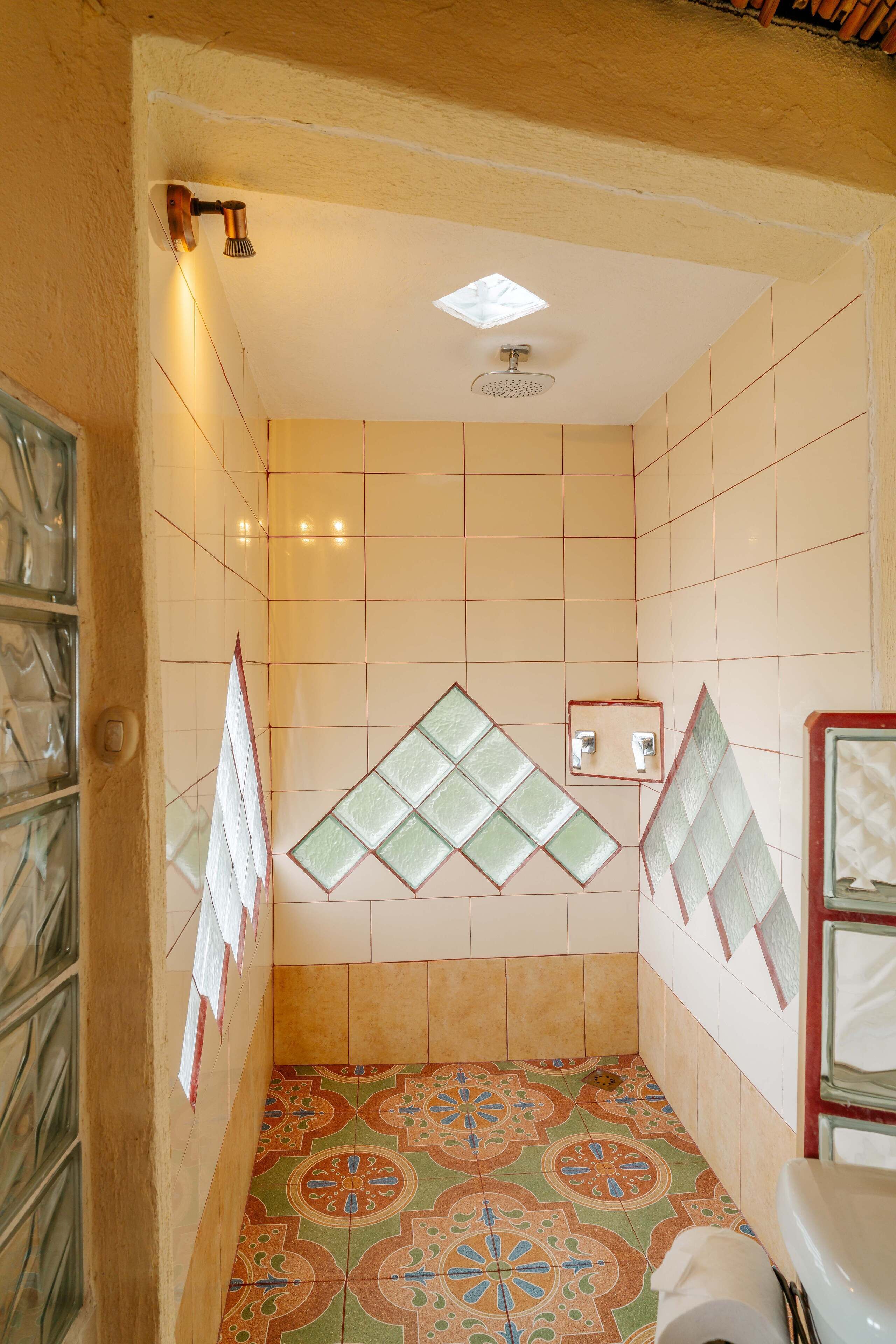 Un baño con ducha, inodoro y lavabo.
