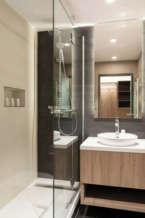 Shower, free toiletries, hair dryer, towels - AC Hotel by Marriott Berlin Humboldthain Park (Berlin)