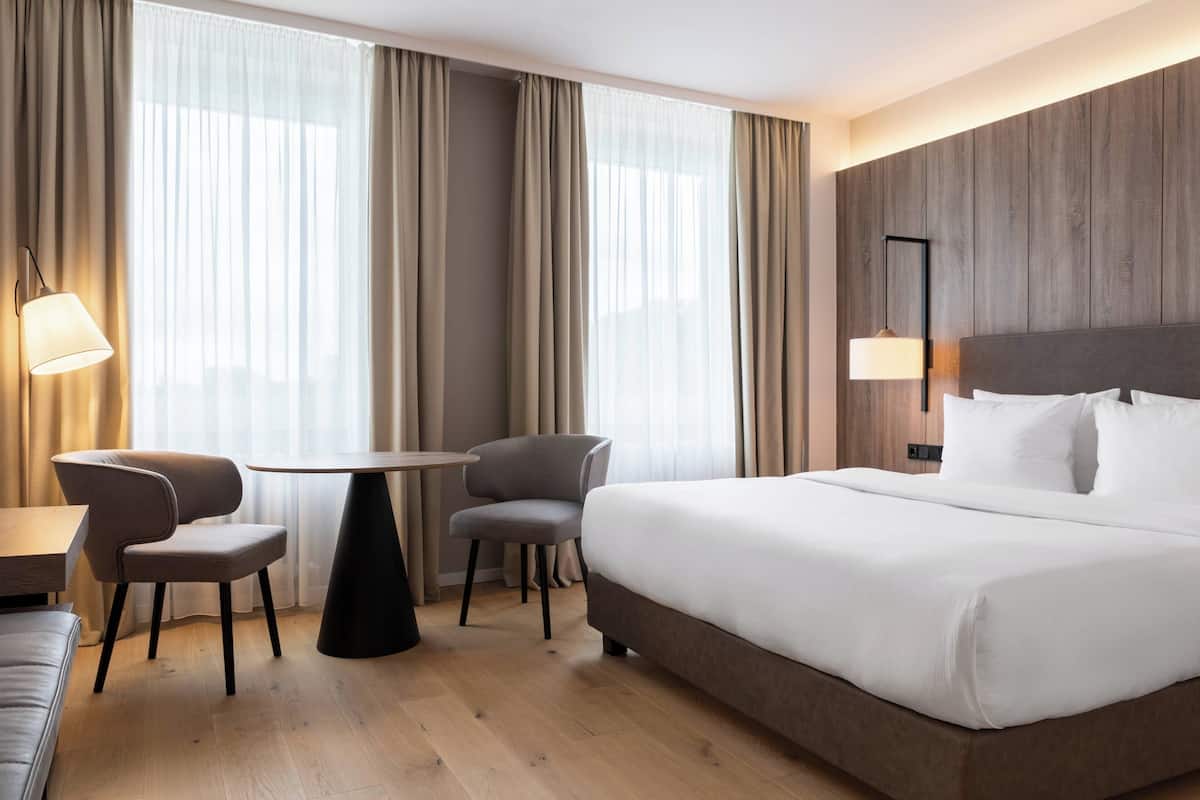 Deluxe Room, 1 King Bed, Non Smoking